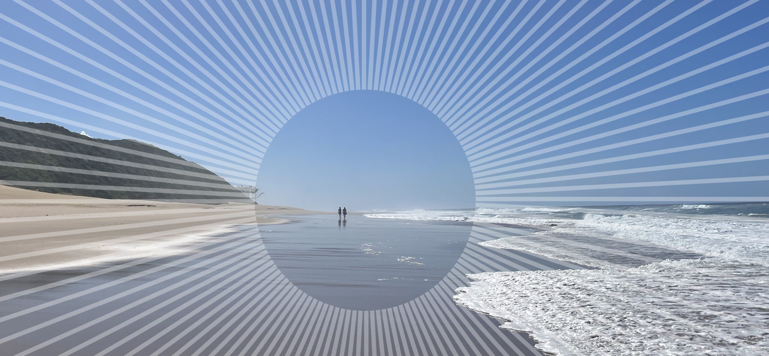 Twee mensen wandelen op een breed strand bij de zee, met een grafische cirkel en zonnestralen als overlay